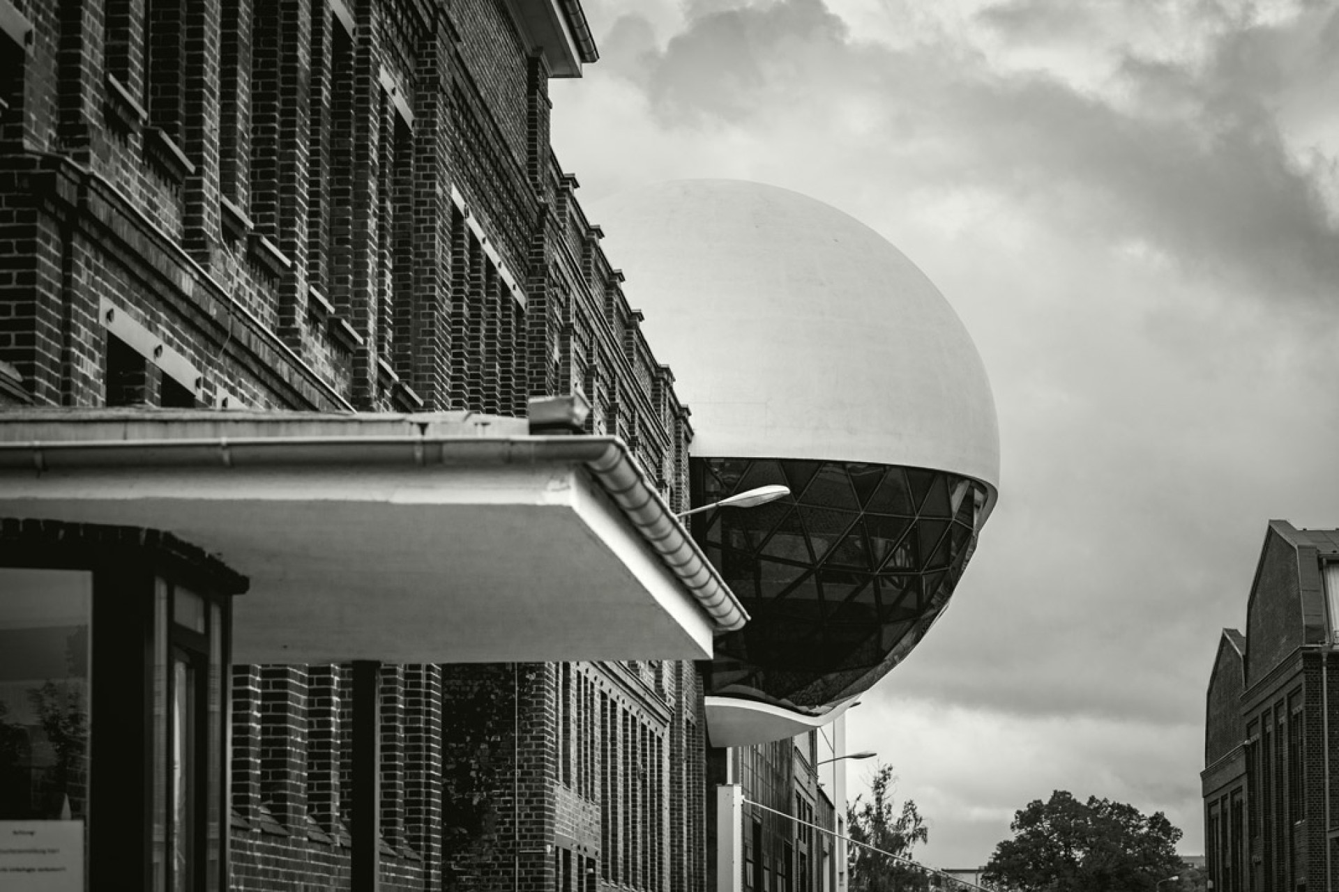 Foto der Niemeyer-Kugel, einem Architekturelement in Form einer Kugel, auf dem Spinnerei-Gelände Leipzig